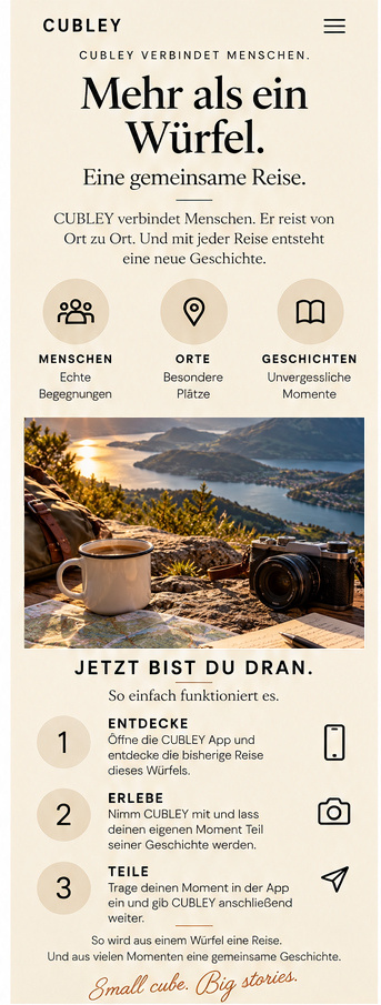 Kaffee, Kamera und Rucksack mit Blick auf einen See